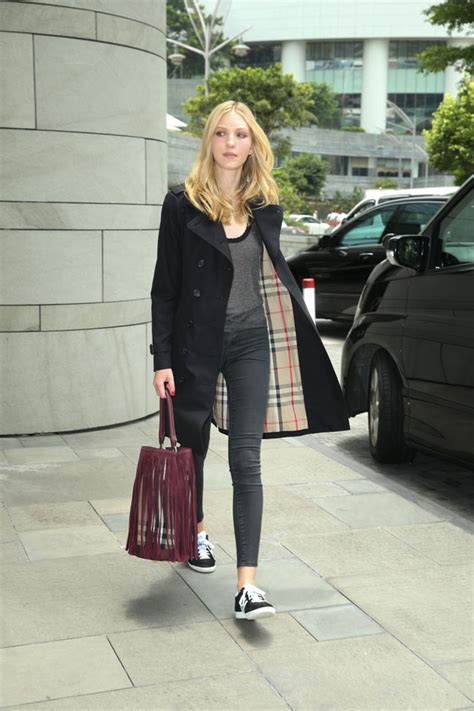 celebridades com bolsa da burberry|Bucket bag da Burberry faz a cabeça (e as mãos) das celebs.